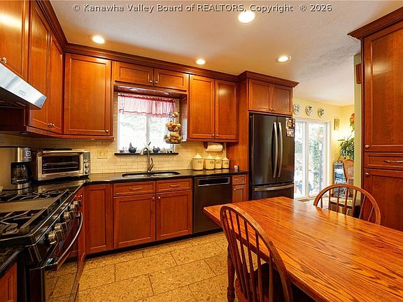 5th image of 110 Stratford Pl