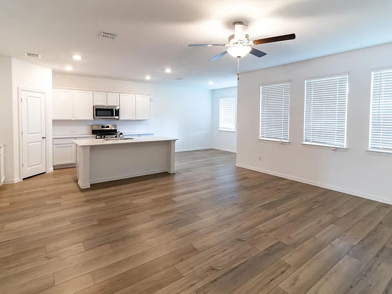1837 Lake Grove Dr — Photo 4