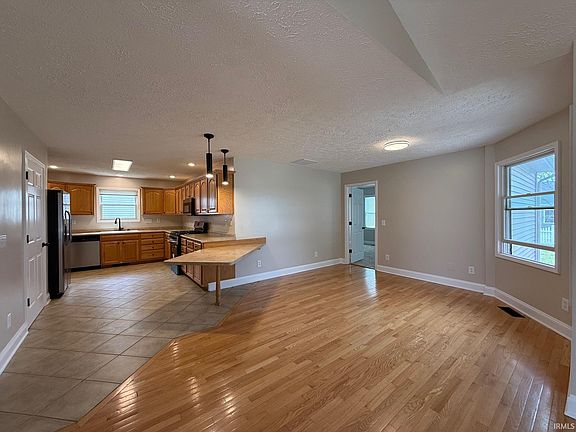 4th image of 207 Sandalwood Dr
