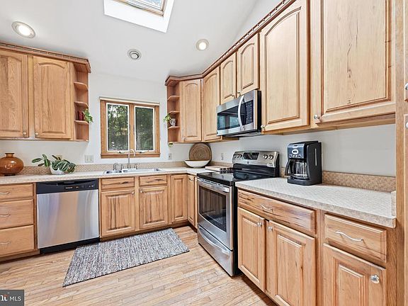 3rd image of 515 Berwyn Rd