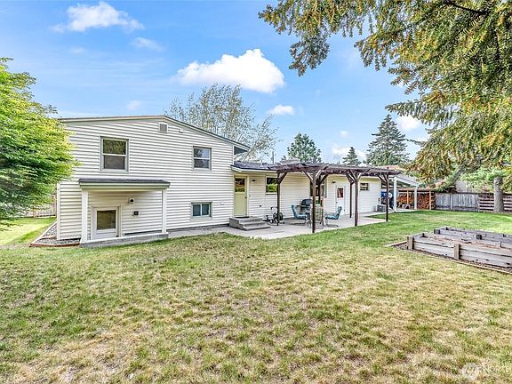 5th image of 1540 N Astor Court