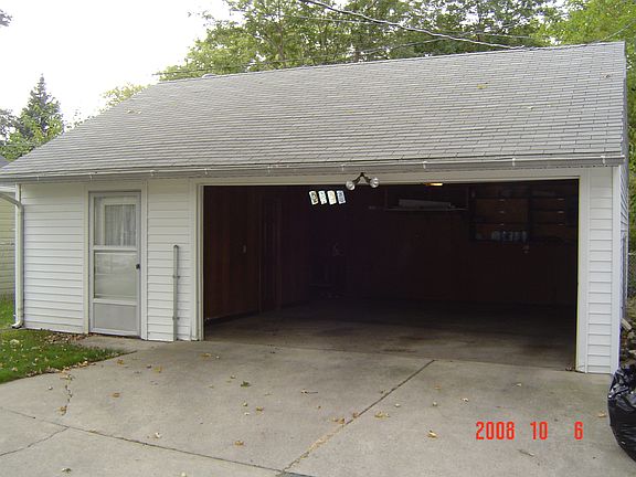 2.5 Car Garage w/side room 