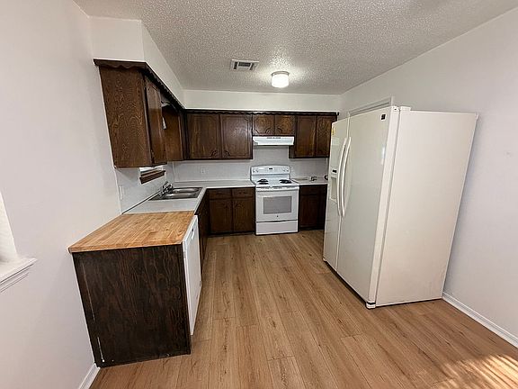 4th image of 206 SE Surrey Pl