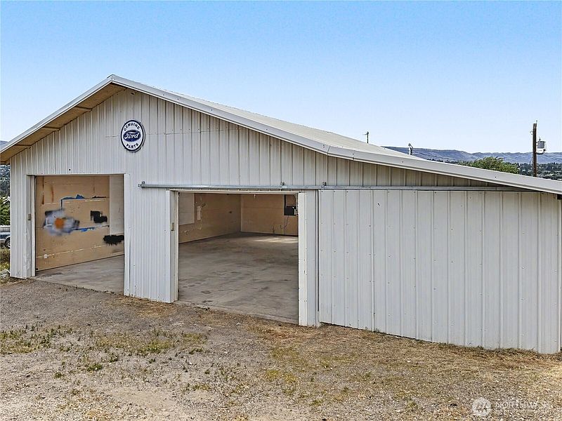 4th image of 802 S Chelan Avenue