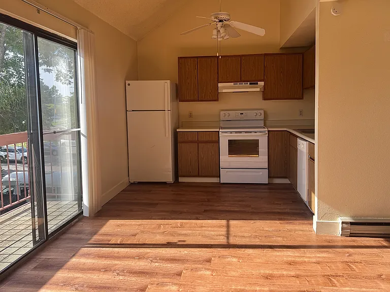 4501 Boardwalk Dr #M — Photo 2