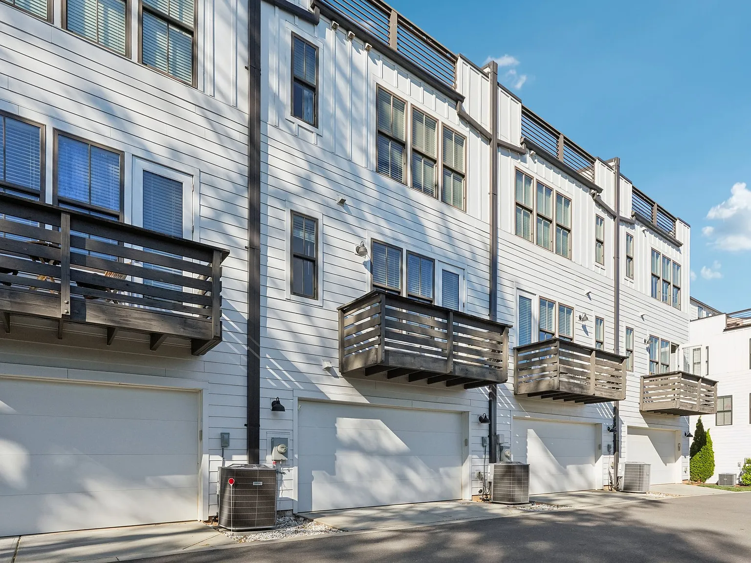 3 bed, 2323 sqft, $3,000 — Photo 3