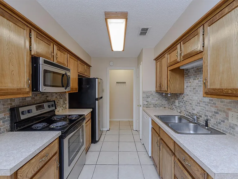 1902 Lee Dr — Photo 7