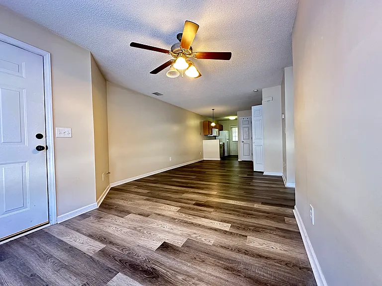 610 English Ct — Photo 2