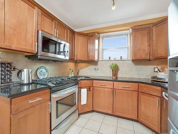 2nd image of 5700 Arlington Ave APT 12V