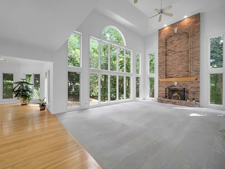 36W244 Fieldcrest Dr — Photo 16