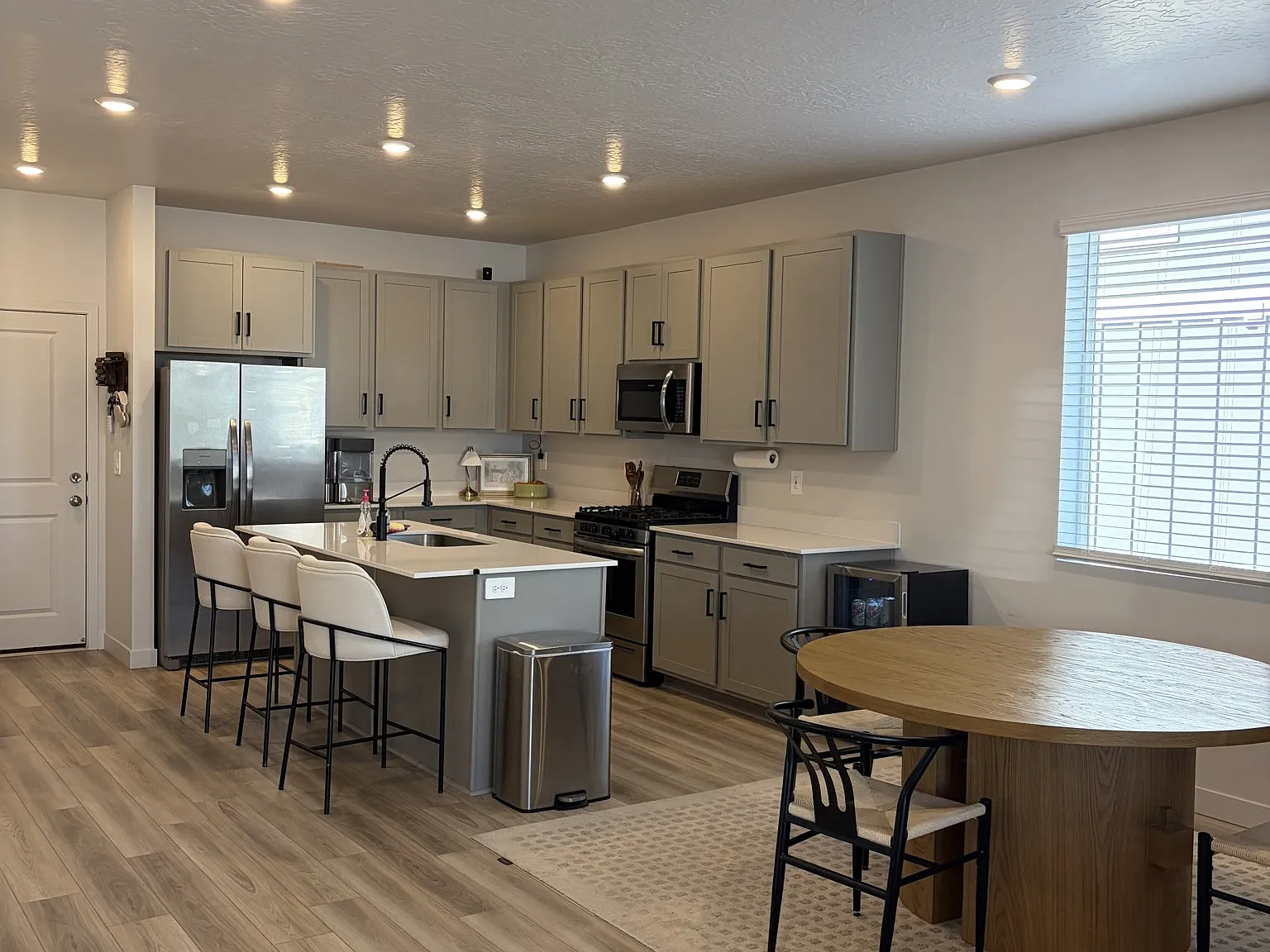 4 bed, 3.5 bath, 2700 sqft, $3,595 — Photo 1