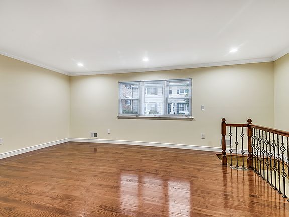 3rd image of 35 Milford Ln APT 6X