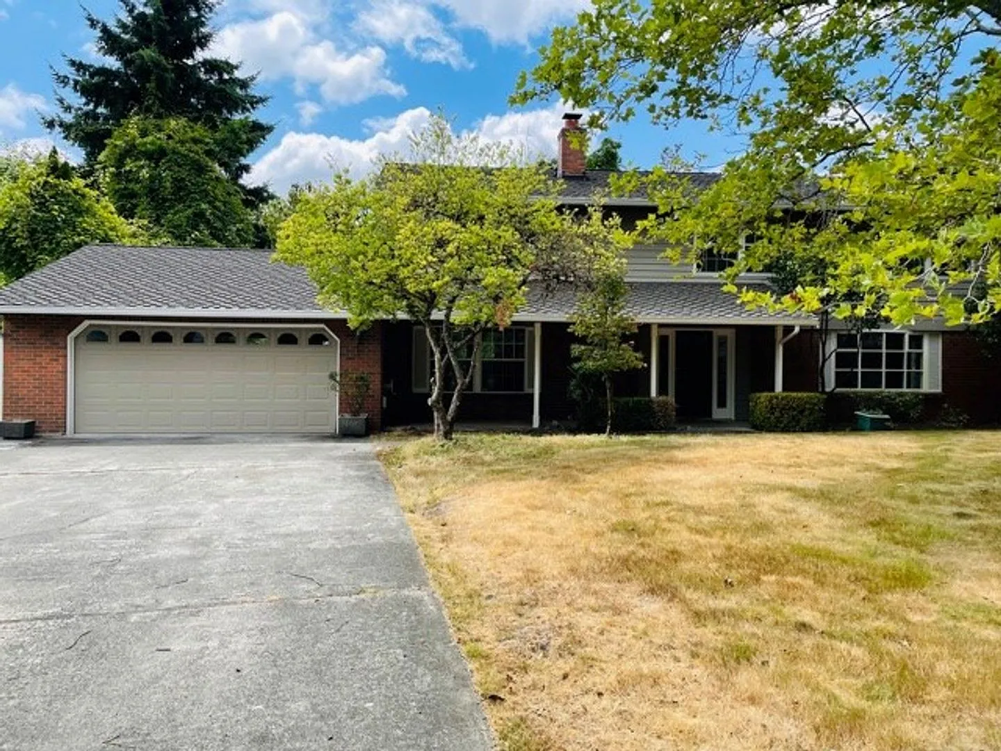 Large 4 Bedroom in Somerset Neighborhood — Photo 1
