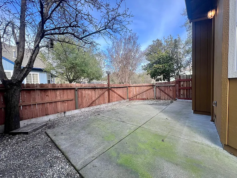 2749 Marlow Ct — Photo 24