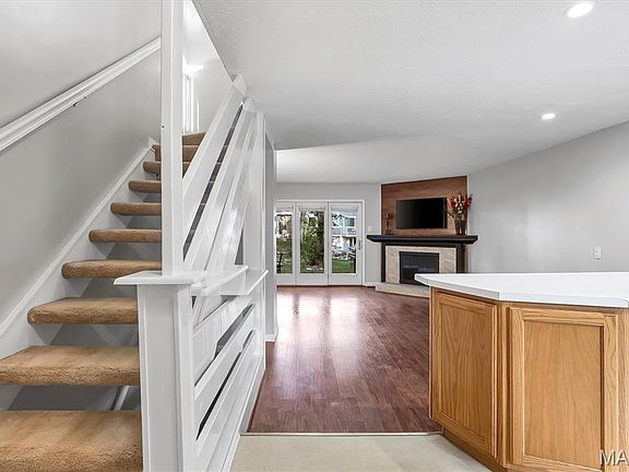 3rd image of 43 Breezy Knoll Ln