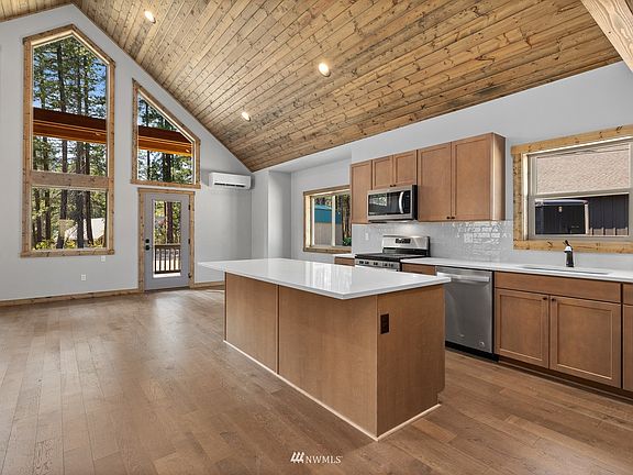 Photos from a similar cabin.