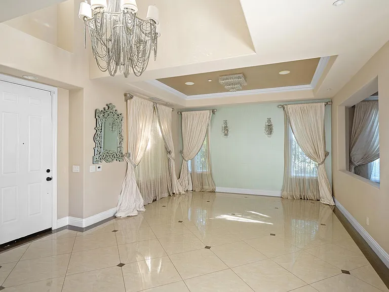 7370 Chantilly Ln — Photo 5