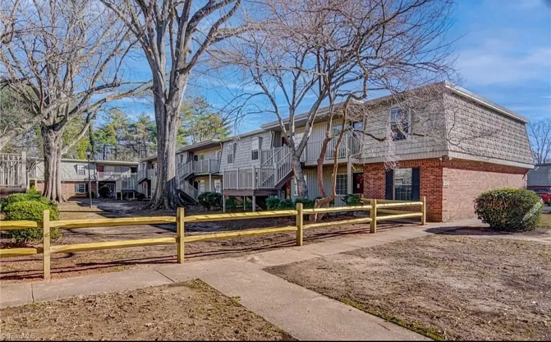 2 bed, 866 sqft, $1,300 — Photo 2