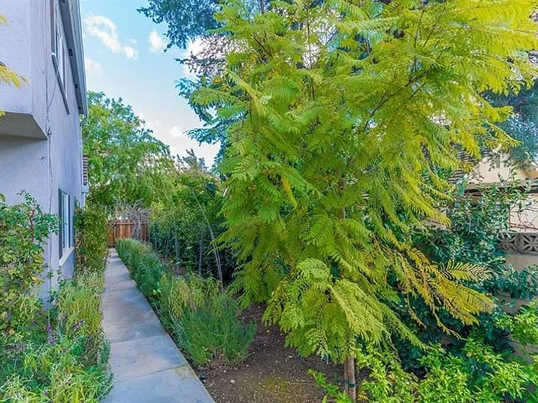 555 Sierra Madre Blvd — Photo 4
