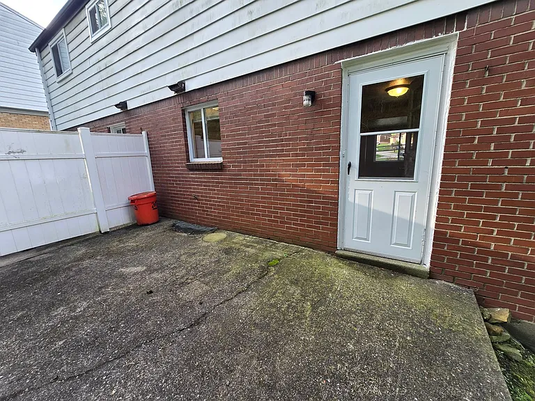 3 Bedroom Townhouse - Penn Hills School District - Available NOW! — Photo 15
