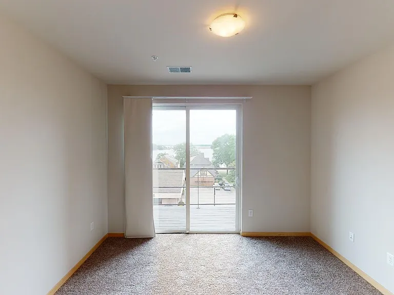 902 Drake St — Photo 98