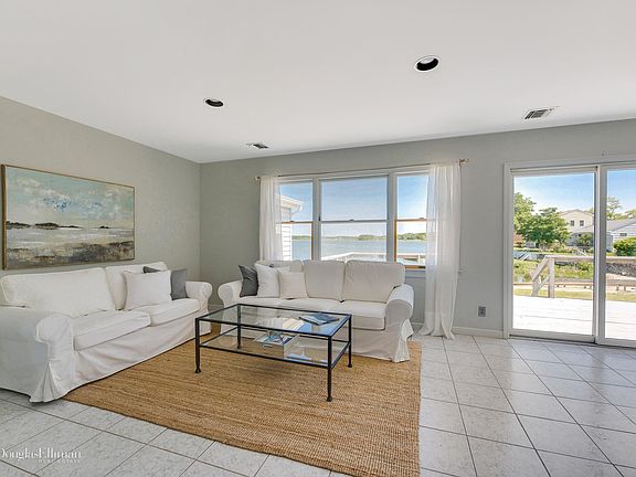3rd image of 160 Old Cove Blvd