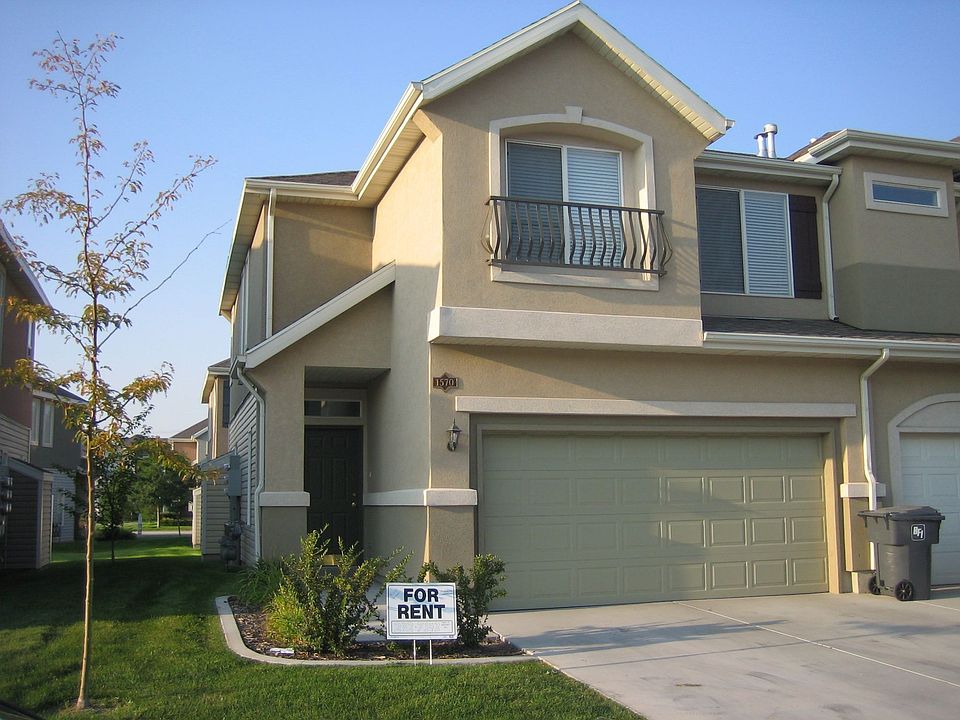 Beautiful End-Unit/Built 2004 3B/3B with 2-car attached garage