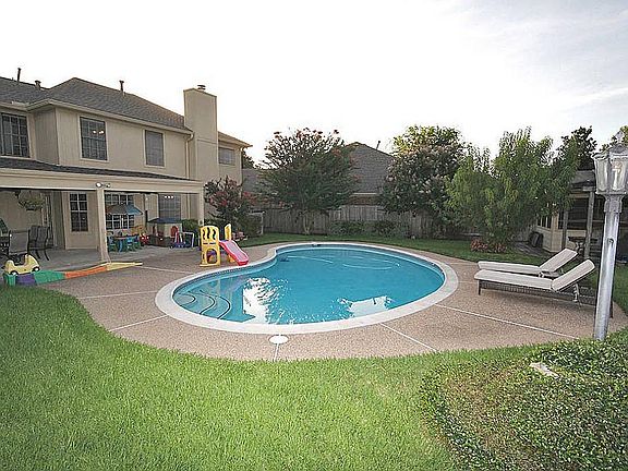 2nd image of 207 Scarlet Maple Dr
