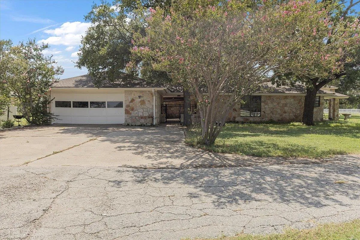 4 bed, 2.5 bath, 2142 sqft, $3,000 — Photo 4