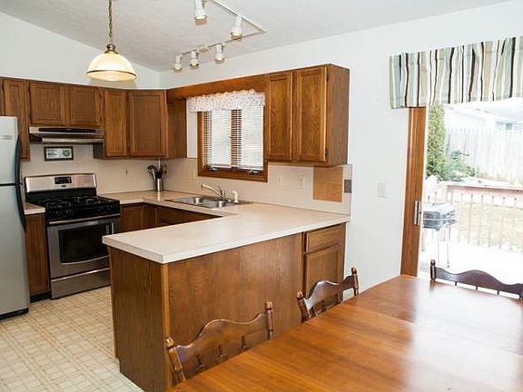2nd image of 615 Cummings Ave NW