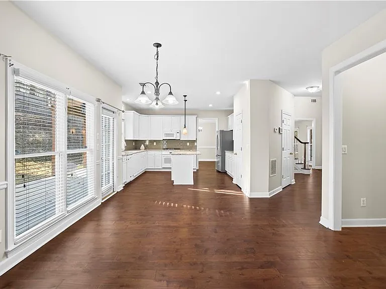 3010 Lakeside Ct — Photo 17