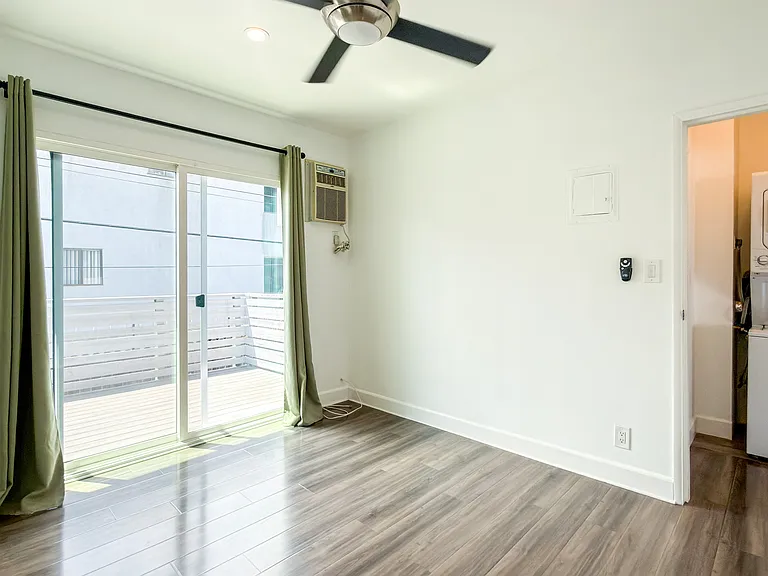 319 N Heliotrope Dr — Photo 11