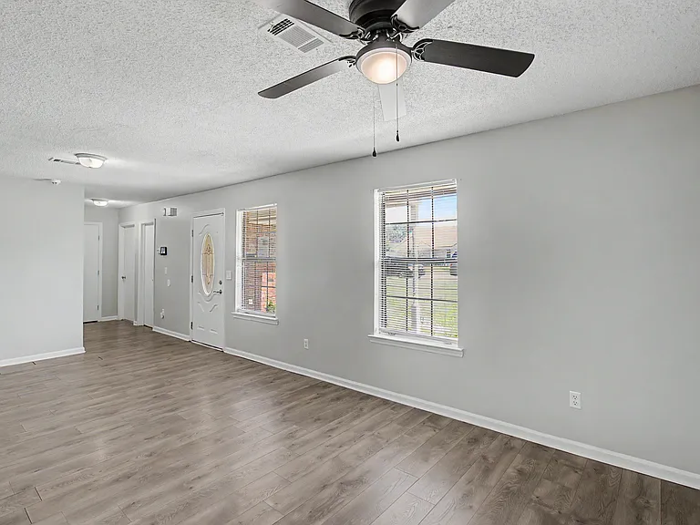 703 Woods Ct — Photo 4