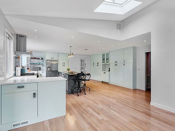 5th image of 3085 Quinlan St