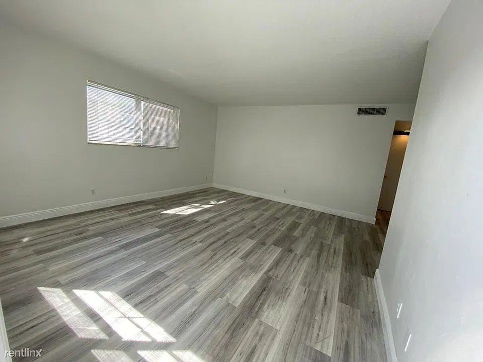 LIVING AND DINNING AREA