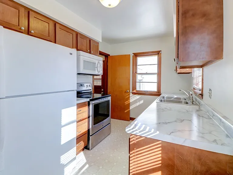 602 S Mattis Ave — Photo 4
