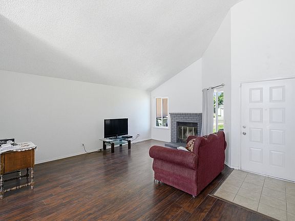 3rd image of 2580 N Knoll Avenue