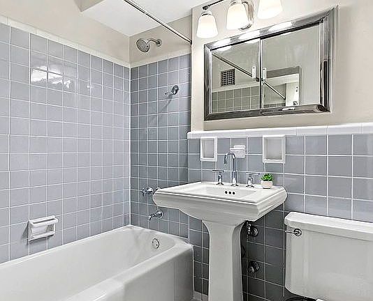 5th image of 240 E 76th St APT 1U