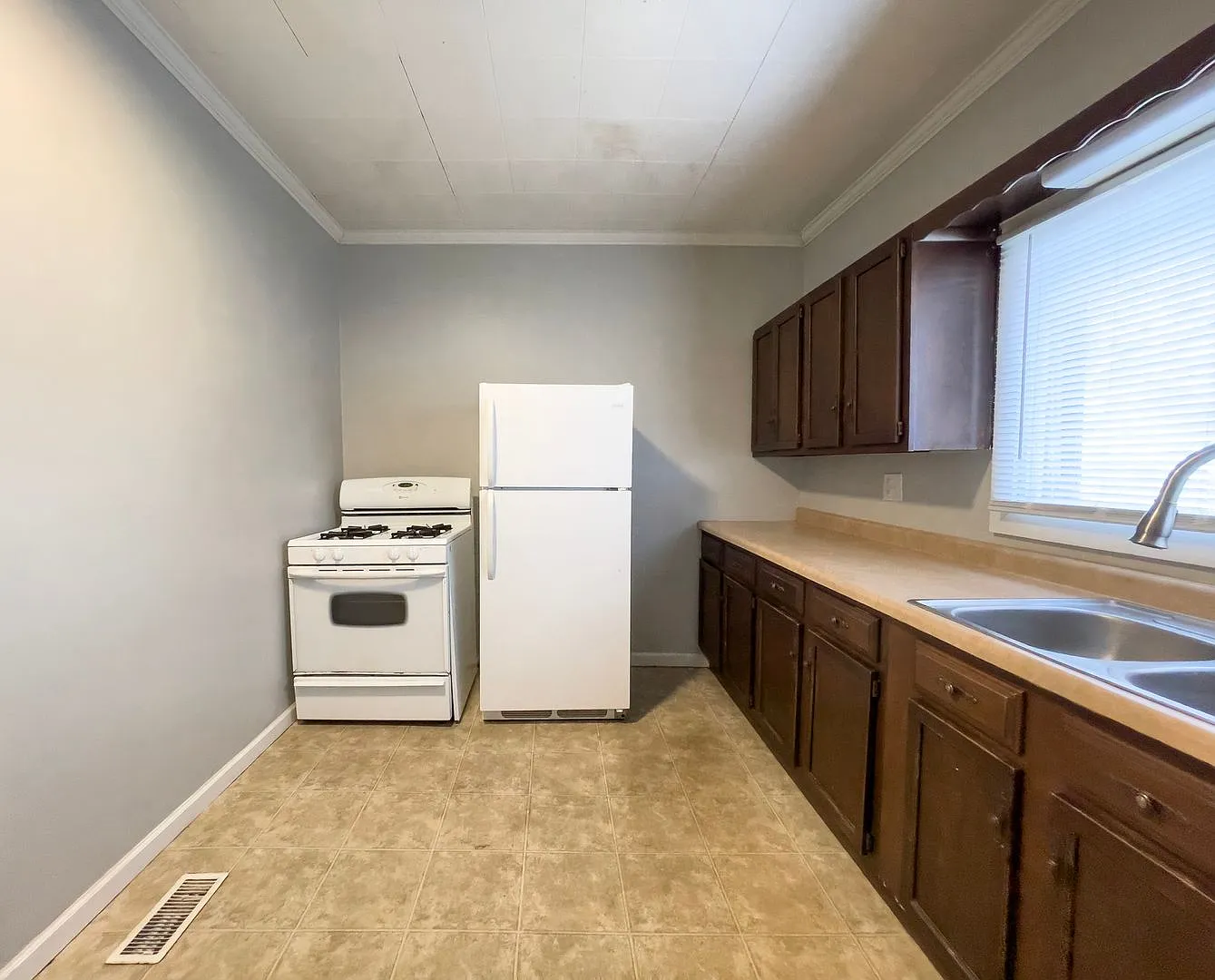 PetFriendly 4BR Walk to Ball State, in unit Washer/dryer and hardwood floors! — Photo 1