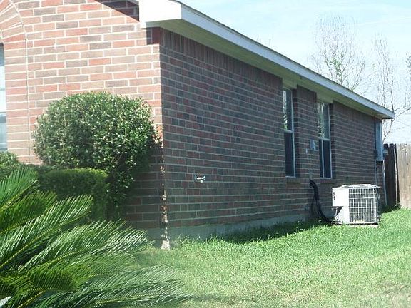 3rd image of 411 Thornwilde Park Ln