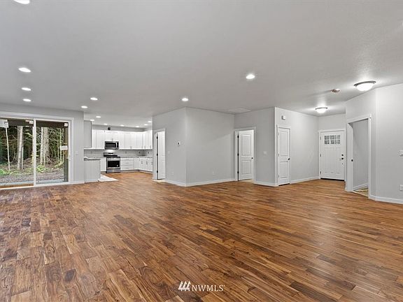 5th image of 4622 200th St NW