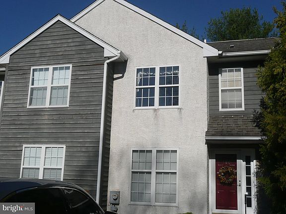 2nd image of 190 Moria Pl #190