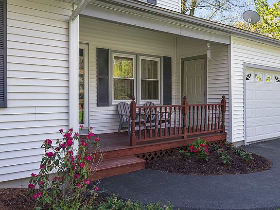 4th image of 11 Margaret Cir