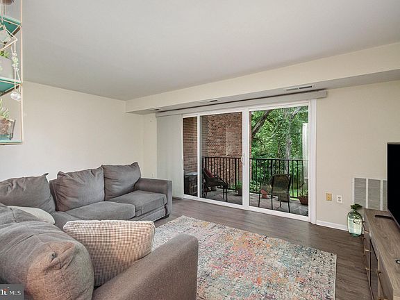 4th image of 872 College Pkwy #10