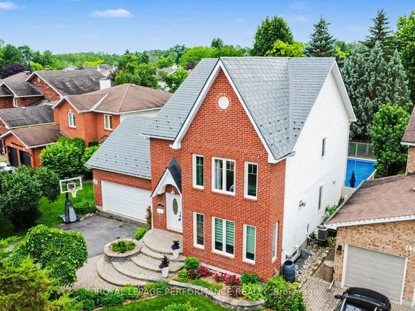 1444 Charlebois Ave, Ottawa, ON K1E 3W5
