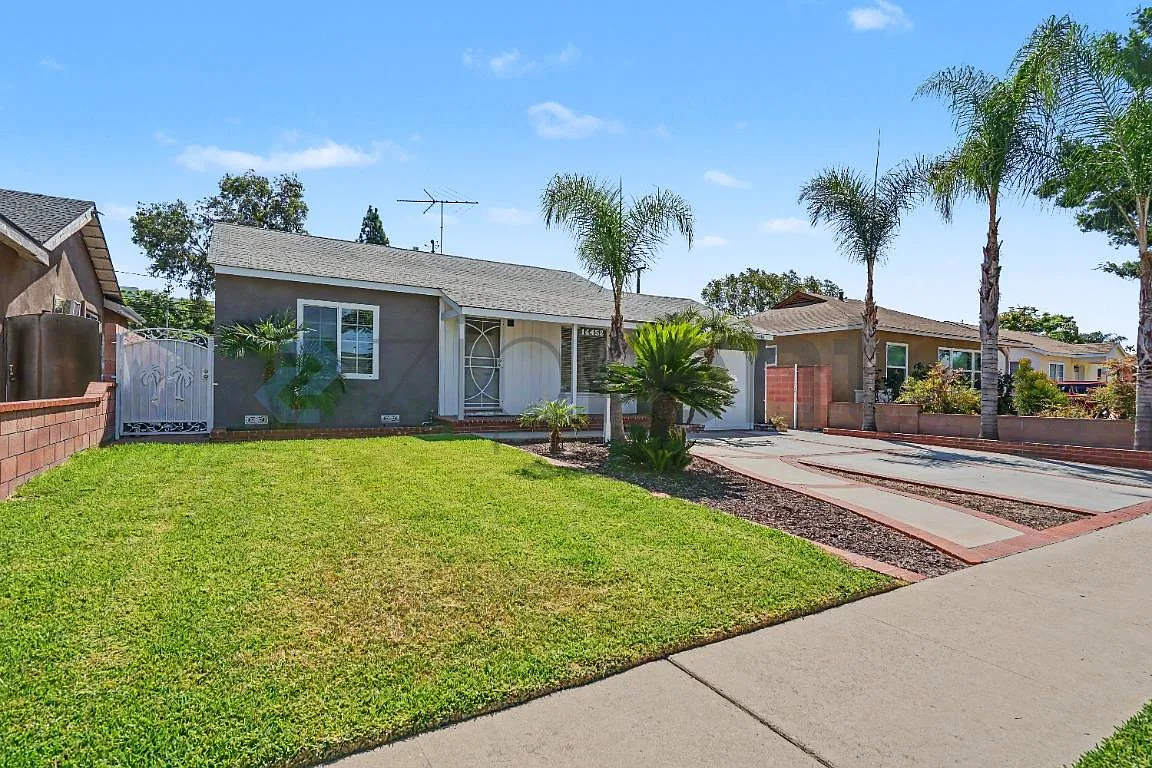 3 bed, 900 sqft, $3,200 — Photo 2