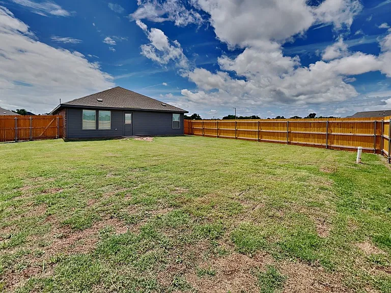 1925 Honey Locust Dr — Photo 17