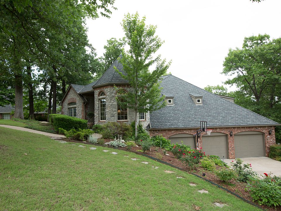 English Style Home, Manicured Lawn