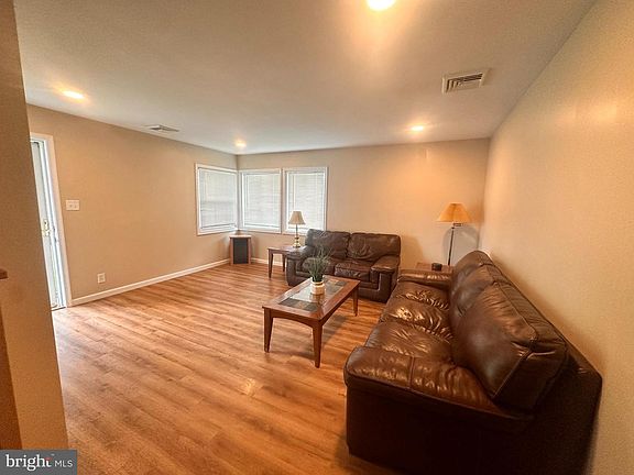 3rd image of 604 Trenton Rd
