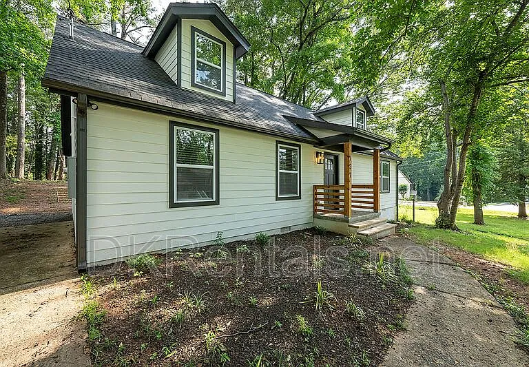 737 Helen St NW — Photo 4